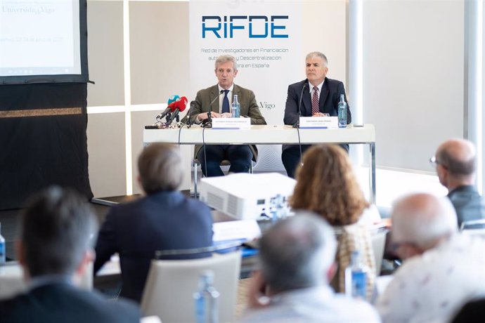 El presidente de la Xunta, Alfonso Rueda, y el profesor de la UVigo Santiago Lago presentan las X Jornadas Rifde sobre Finanzas Autonómicas.