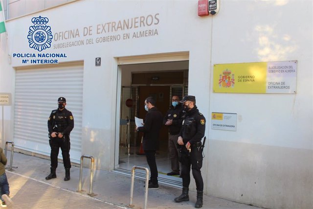 Agentes en la Oficina de Extranjería de Almería