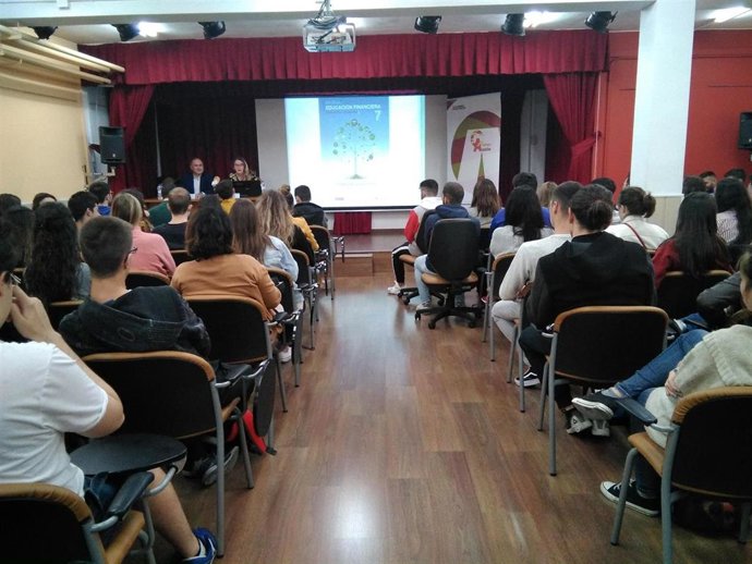 Foto de archivo de un taller de educación financiera.