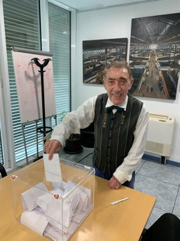 El responsable del histórico Bar Pinotxo de la Boqueria, Joan Bayen, votando en la consulta