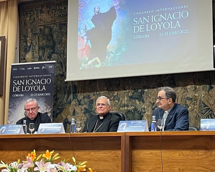 Demetrio Fernández (centro), entre Manuel Pérez Moya (izda.) y Antonio España (dcha.), en la inauguración del I Congreso Internacional sobre San Ignacio de Loyola.