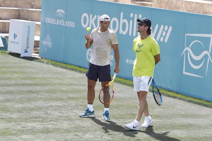 El tenista Rafael Nadal junto con su entrenador Carlos Moyá