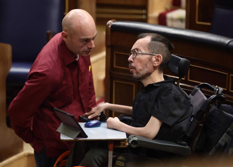 El portavoz de Unidas Podemos en el Congreso, Pablo Echenique (d), durante una sesión plenaria en el Congreso de los Diputados, a 21 de junio de 2022, en Madrid (España).