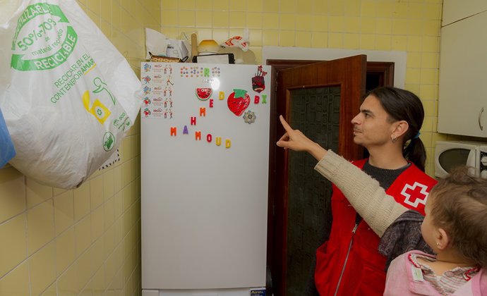 Archivo - Un voluntario de Cruz Roja visita una vivienda.