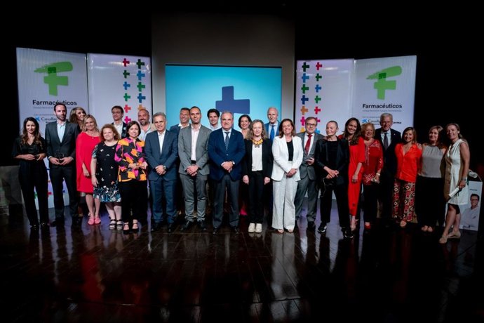 Entraga de los I Premios Farmacéuticos y ODS, a la que ha asistido la presidenta del Colegio de Farmacéuticos de Cantabria, Rita de la Plaza