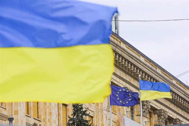 Archivo - Banderas de Ucrania y la Unión Europea