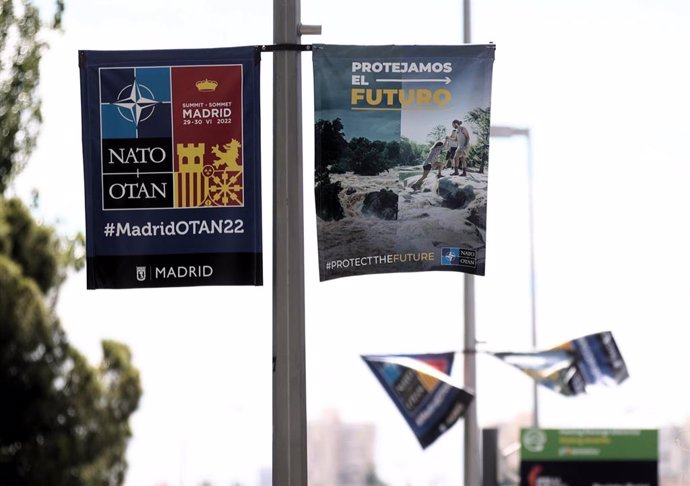 Dos carteles anuncian la celebración de la Cumbre de la OTAN, en la Feria de Madrid.