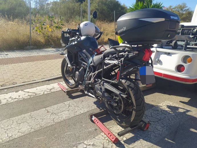 Fallece un motorista en El Puerto tras chocar con un vehículo e impactar contra una señal de Stop