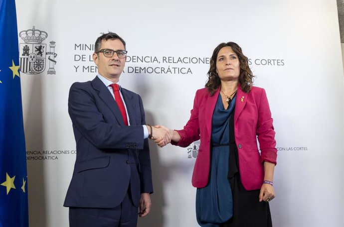 El ministre de la Presidncia, Relacions amb les Corts i Memria Democrtica, Félix Bolaños i la consellera de la Presidncia de la Generalitat de Catalunya, Laura Vilagr, se saluden a la seva arribada a una reunió a la seu del Ministeri, a 22 de juny.