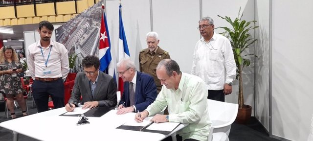 El ministro de Energía y Minas de Cuba, Liván Arronte, y el embajador francés en La Habana, Patrice Paolo.