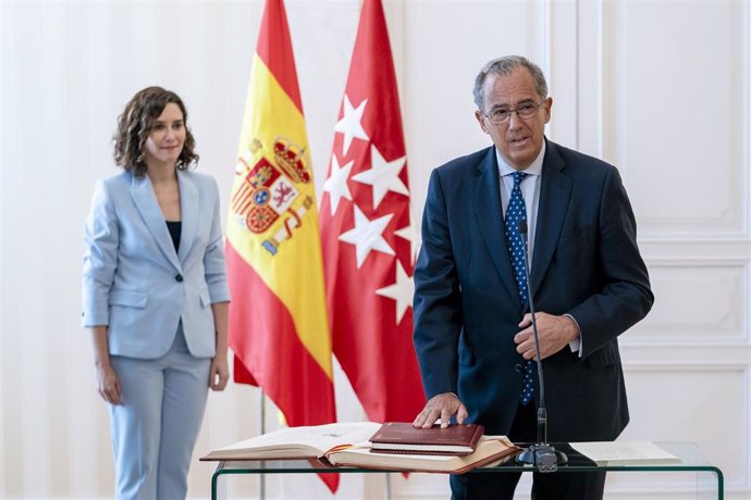 El hasta ahora consejero de Educación y Universidades de la Comunidad de Madrid, Enrique  Ossorio, y la presidenta de la Comunidad de Madrid, Isabel Díaz Ayuso, en el acto de toma posesión como vicepresidente del Gobierno regional