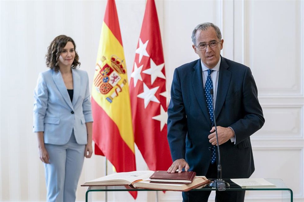 El hasta ahora consejero de Educación y Universidades de la Comunidad de Madrid, Enrique Ossorio, y la presidenta de la Comunidad de Madrid, Isabel Díaz Ayuso, en el acto de toma posesión como vicepresidente del Gobierno regional