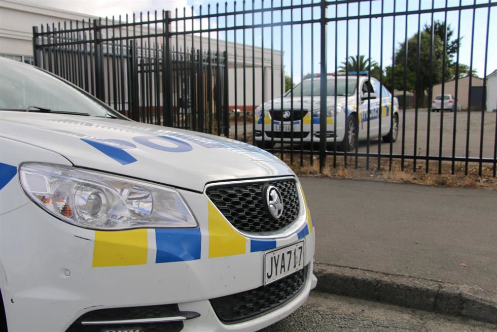 Archivo - Coches de policía antes de un acto en conmemoración de las víctimas del atentado en Christchurch, Nueva Zelanda