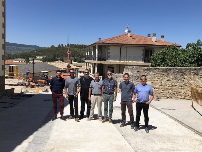 De izquierda a derecha, el director general de Administración Local y Despoblación, Jesús Mari Rodríguez, el alcalde de Aibar, Aritz Burguete, acompañados por miembros de la corporación municipal y técnicos responsables de la obra