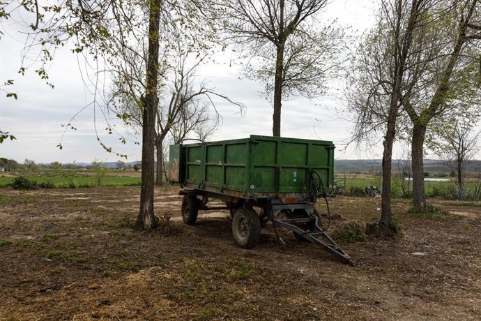 Archivo - Remolque agrícola en el Instituto Madrileño de Investigación y Desarrollo Rural, Agrario y Alimentario (IMIDRA), Centro de Transferencia Tecnológica "La Chimenea", cuya actividad continúa por ser imprescindible, el día en el que entra en vigor