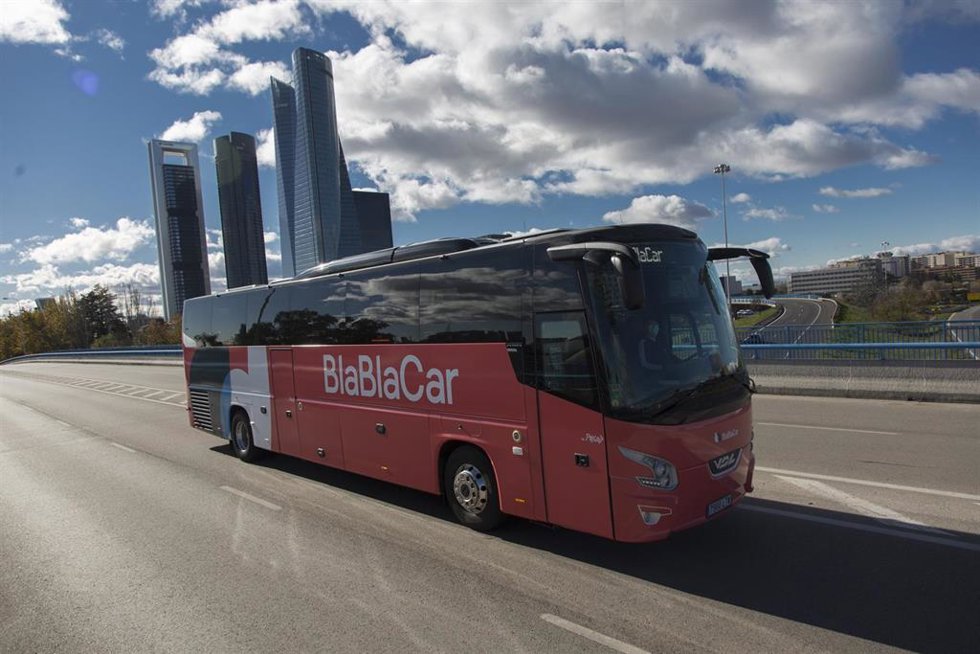 Archivo - Autobús de BlaBlaCar en Madrid
