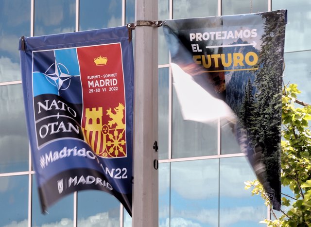 Dos carteles anuncian la celebración de la Cumbre de la OTAN, en la Feria de Madrid, IFEMA, a 22 de junio de 2022, en Madrid (España).