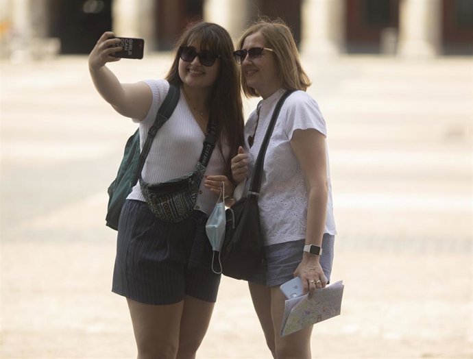 Archivo - Una pareja de turistas se hace una fotografía, en Madrid (España).