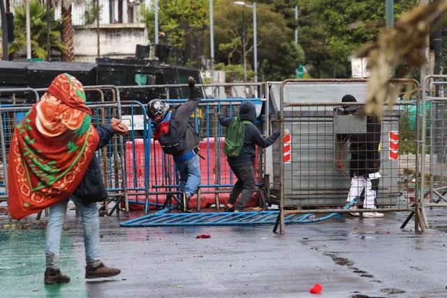 Enfrentamientos entre manifestantes y policías en Quito durante las protestas por el alza del coste de vida en Ecuador