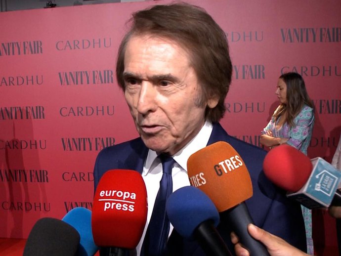 Raphael, en la entrega premio 'Periodista del año' a Pedro Piqueras por parte de la revista Vannity Fair
