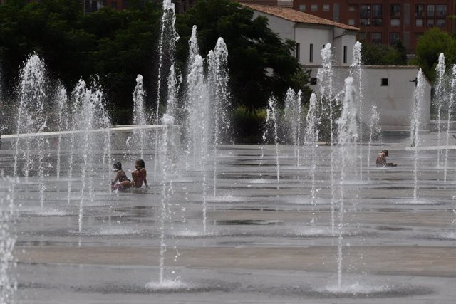 Archivo - Varios niños se refrescan en una fuente del Parc Central,