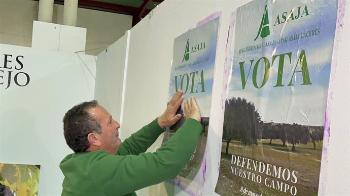 Archivo - El candidato de Asaja Juan Metidieri, en la pegada de carteles de las pasadas elecciones al campo