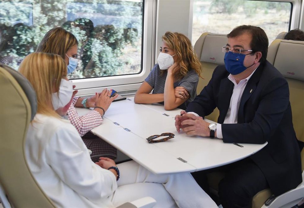 La ministra de Transportes y el presidente de la Junta realizan el viaje de prueba en el primer tren de altas prestaciones desde Plasencia