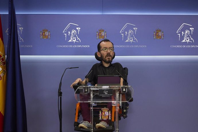 El portavoz de Unidas Podemos en el Congreso, Pablo Echenique, interviene en una rueda de prensa previa a una Junta de Portavoces, en el Congreso de los Diputados, a 24 de mayo de 2022, en Madrid (España).