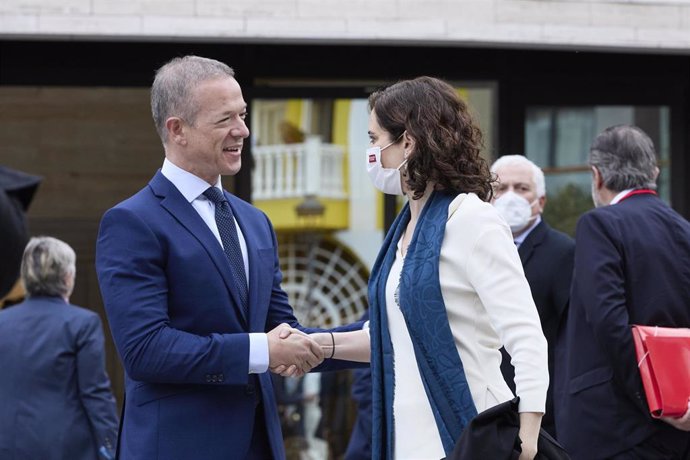 Archivo - El presidente del Senado, Ander Gil, saluda a la presidenta de la Comunidad de Madrid, Isabel Díaz Ayuso, a su llegada a la conferencia de Presidentes, en el Museo Arqueológico Benahoarita, a 13 de marzo de 2022, en Los Llanos de Aridane, La P