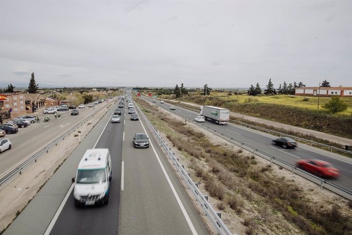 Archivo - Varios coches en la A-5 el día en que arranca la operación salida de Semana Santa 2022.