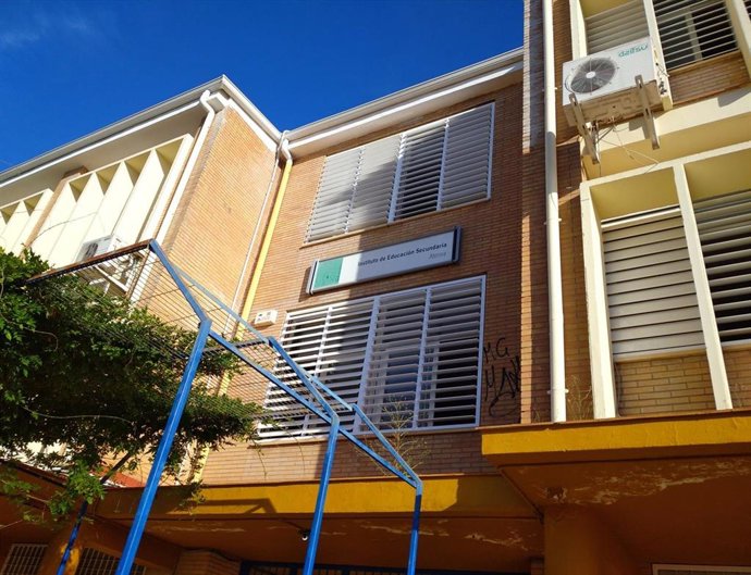 Fachada del IES Atenea de Mairena del Aljarafe.