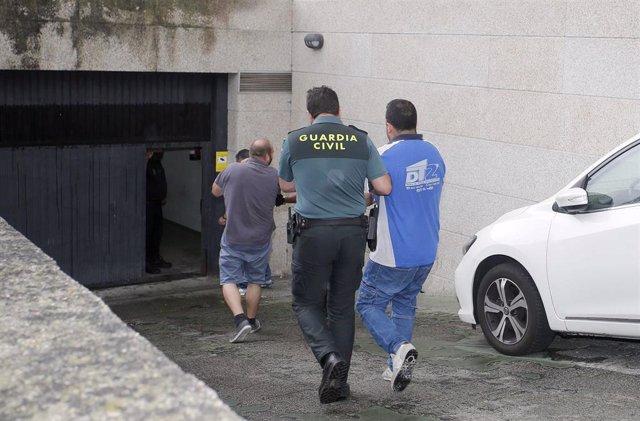 Llegada a los juzgados de Vigo de varios de los detenidos en un macrooperativo contra un entramado supuestamente encargado de la construcción de 'narcolanchas', con ramificaciones en Galicia, Cataluña, Toledo, Andalucía y el norte de Portugal.