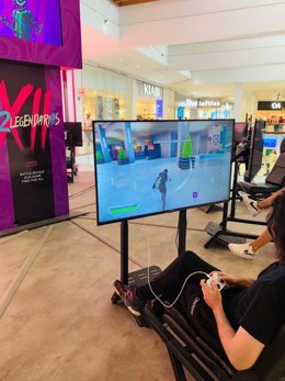 En una amplia zona gaming, ubicada en la planta alta del centro comercial, el evento Fortnite estará abierto a todos los miembros de LosArcos Club que tan solo tendrán que mostrar el QR para acceder a la arena y disfrutar de un Battle Royale épico.