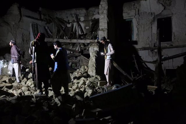Un grupo de personas en una vivienda destruida por un terremoto registrado en el este de Afganistán