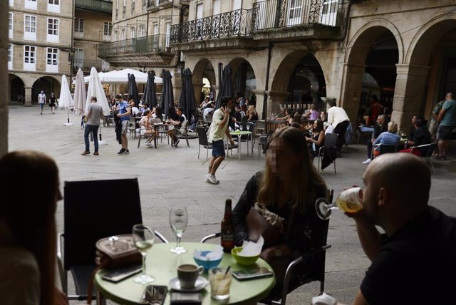 Archivo - Bares e restaurantes no centro histórico de Ourense.