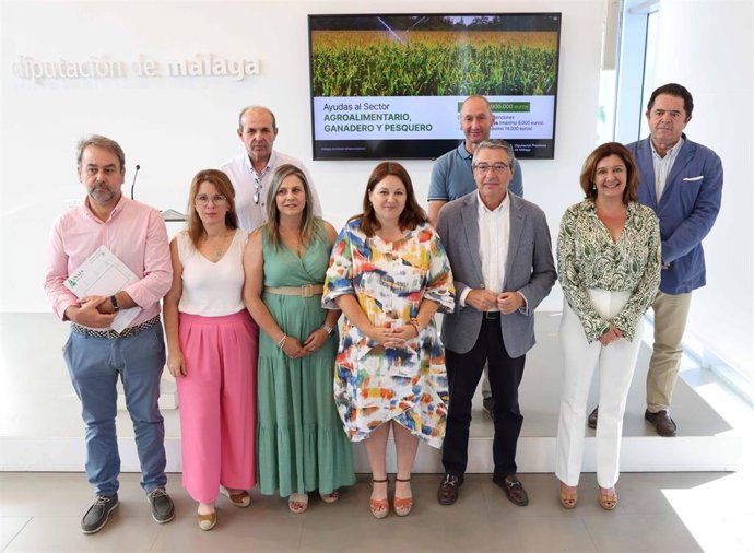 Francisco Salado, presidente de la Diputación, junto a dirigentes de la institución y representantes de los sectores agroalimentario, ganadero y pesquero en la presentación de las ayudas al sector primario.