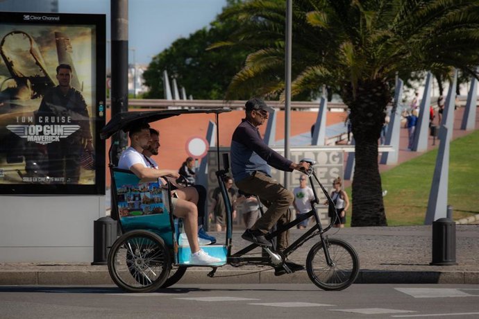 Varias personas montadas en un bicitaxi en el Paseo de Colón de Barcelona, a 30 de mayo de 2022, en Barcelona, Cataluña (España). 