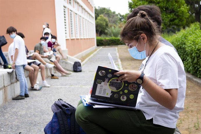 Archivo - Estudiantes en el campus de la UPO antes de examinarse de la PEvAU, en foto de archivo.