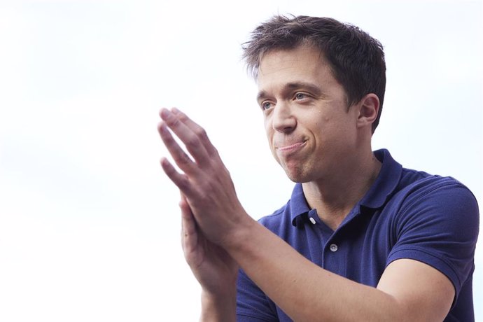 El líder de Más País, Íñigo Errejón, aplaude durante el acto público de la campaña electoral de Por Andalucía en el Parque de los Perdigones, a 08 de junio del 2022 en (Sevilla, Andalucía)