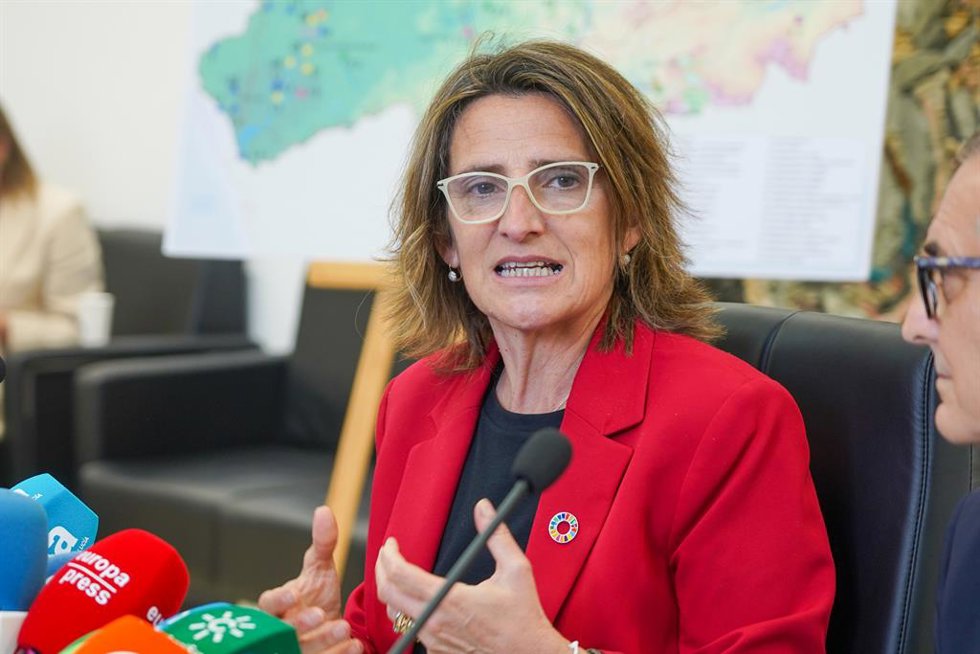 Archivo - La vicepresidenta del Gobierno y ministra para la Transición Ecológica y el Reto Demográfico, Teresa Ribera, tras una reunión para abordar la versión final del plan hidrológico de la cuenca del Guadalquivir a 28 de abril del 2022 en Sevilla.