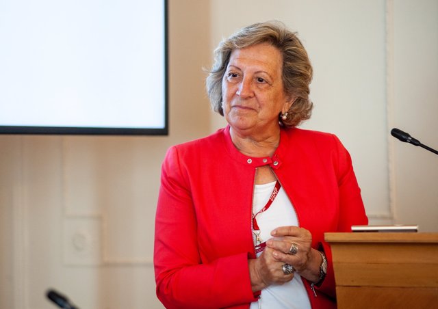 Pilar González de Frutos, presidenta de UNESPA, durante su intervención en el curso de economía organizado por la APIE en la UIMP de Santander.