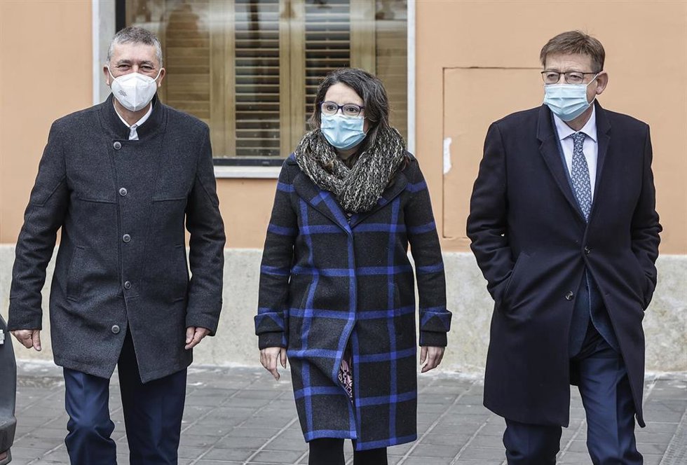 Archivo - (I-D) El conseller de Economía Sostenible, Sectores Productivos, Comercio y Trabajo, Rafa Climent; la vicepresidenta y consellera de Igualdad y Políticas Inclusivas, Mónica Oltra y el presidente de la Generalitat, Ximo Puig
