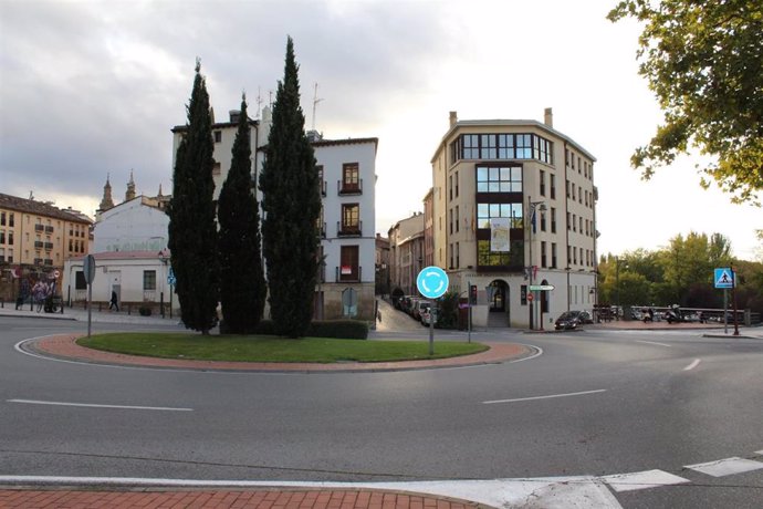 Archivo - Rotonda de Colegio de Médicos de La Rioja