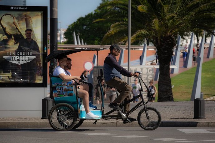 Diverses persones en un bicitaxi de Barcelona