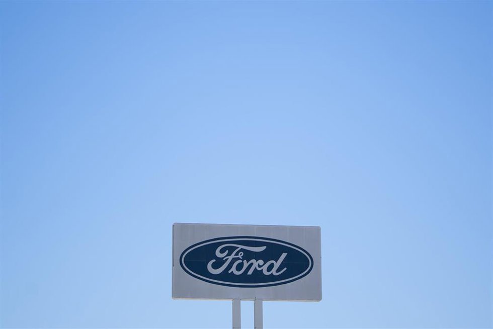 Logo de Ford en la entrada de la fábrica de Almussafes