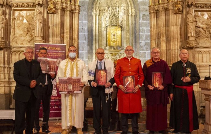 Archivo - Valencia se convierte el viernes en la capital mundial de la concordia con un encuentro entre cinco religiones en la Catedral