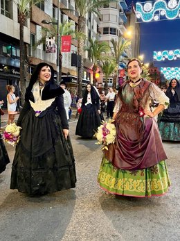 La vicealcaldesa de Zaragoza, Sara Fernández, desfila con traje aragonés en las fiestas de las Fogueres de Sant Joan, en Alicante