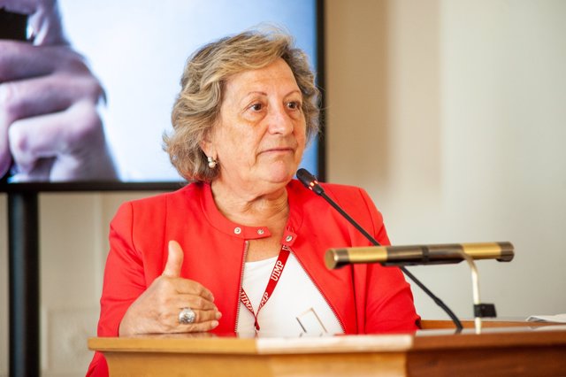 Pilar González de Frutos, presidenta de UNESPA, durante su intervención en el curso de economía organizado por la APIE en la UIMP de Santander.