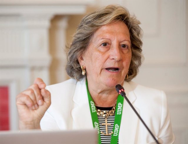 Archivo - Pilar González de Frutos, presidenta de UNESPA, durante su intervención en el curso de economía organizado por la APIE en la UIMP de Santander, el 24 de junio de 2021.