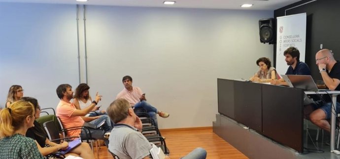 La consellera de Asuntos Sociales y Deportes, Fina Santiago, acompañada del director general de Deportes, Carles Gonyalons, durante la jornada de este jueves.